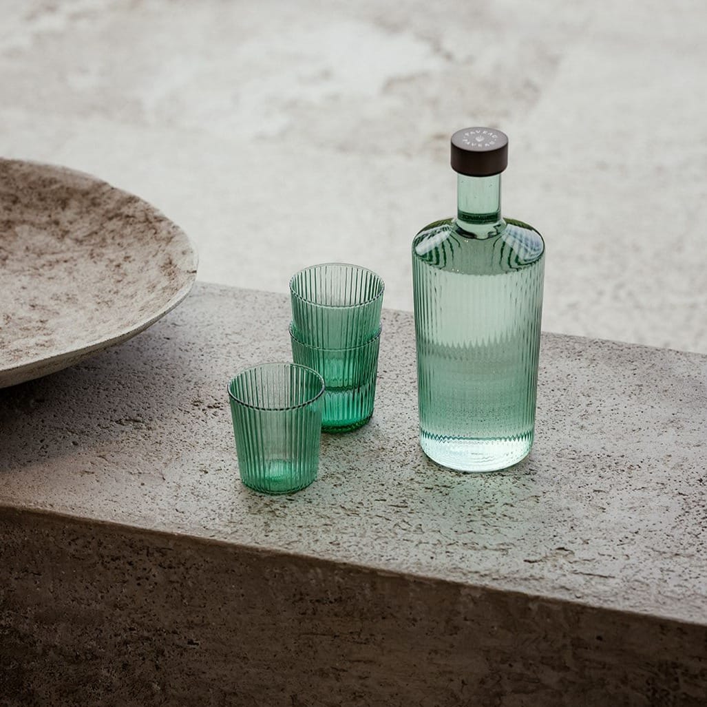 Pift dit bord op med de flotte riflet glas i farvet glas fra PAVEAU Glassware! Du kan enten vælge at mikse de forskellige farvet glas, eller du kan vælge dine glas i én farve. Bondi farven er en grøn farve