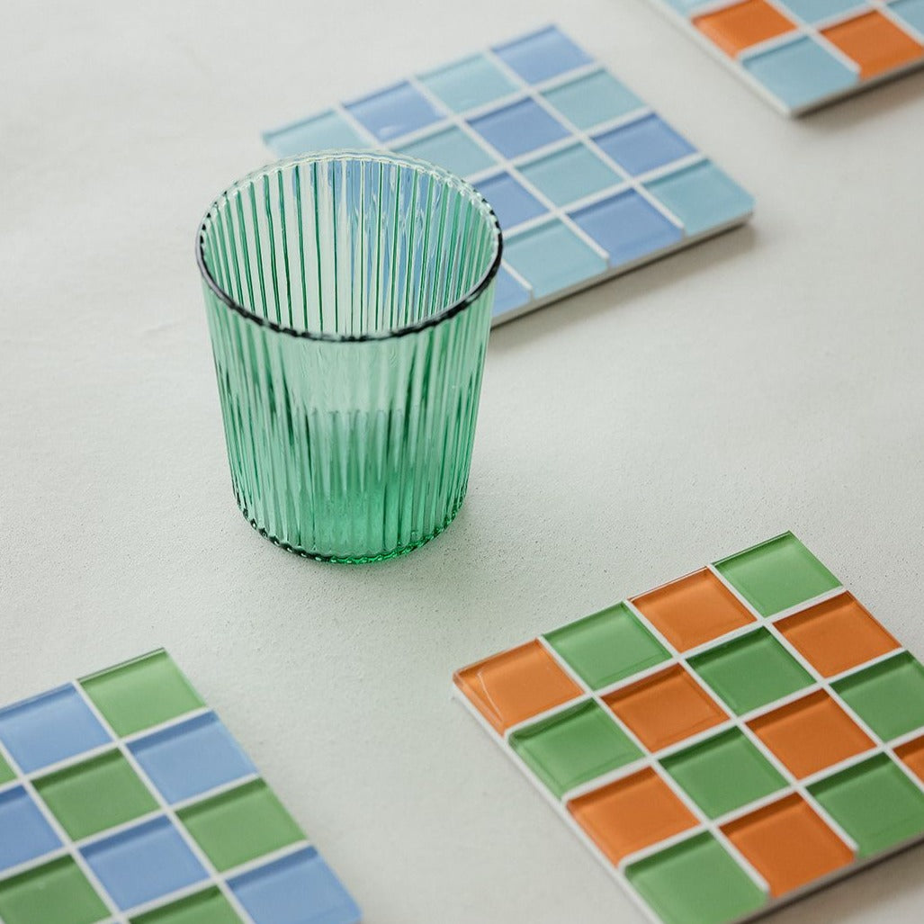 Pift dit bord op med de flotte riflet glas i farvet glas fra PAVEAU Glassware! Du kan enten vælge at mikse de forskellige farvet glas, eller du kan vælge dine glas i én farve. Bondi farven er en grøn farve