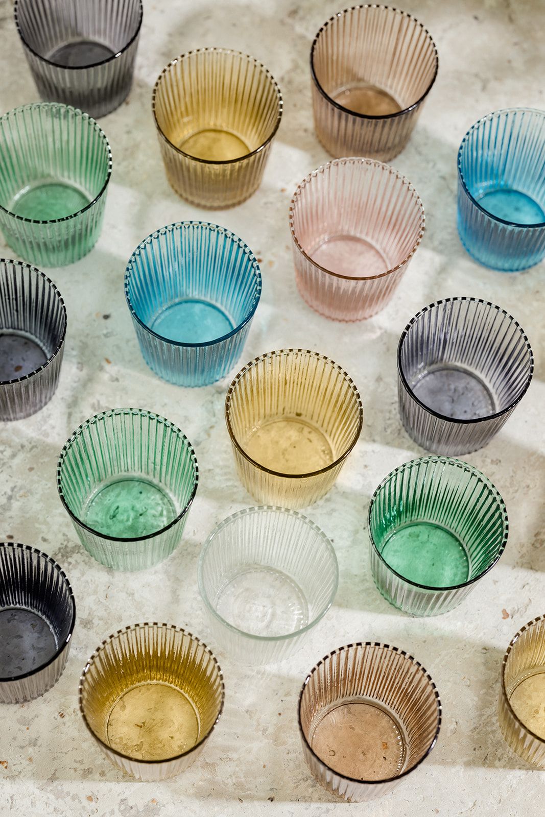 Pift dit bord op med de flotte riflet glas i farvet glas fra PAVEAU Glassware! Du kan enten vælge at mikse de forskellige farvet glas, eller du kan vælge dine glas i én farve. Bondi farven er en grøn farve