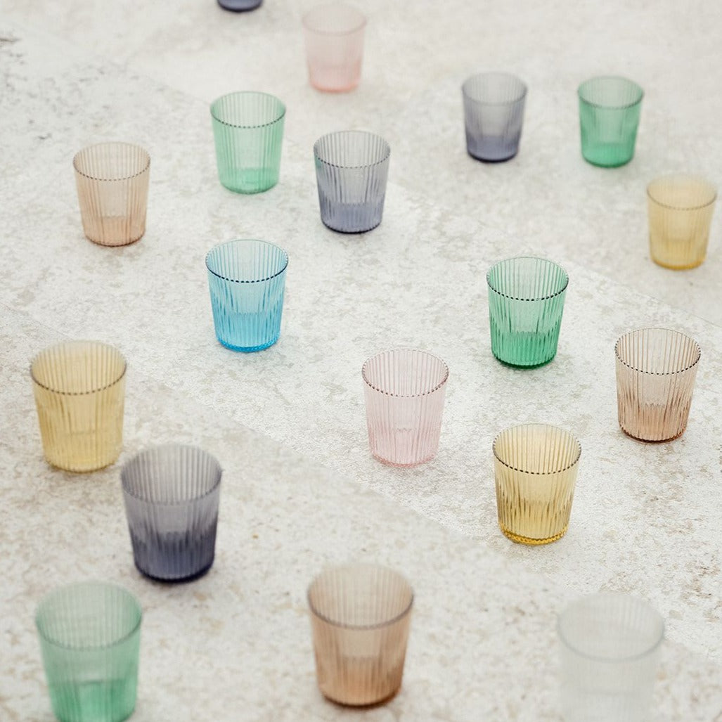 Pift dit bord op med de flotte riflet glas i farvet glas fra PAVEAU Glassware! Du kan enten vælge at mikse de forskellige farvet glas, eller du kan vælge dine glas i én farve. Bondi farven er en grøn farve
