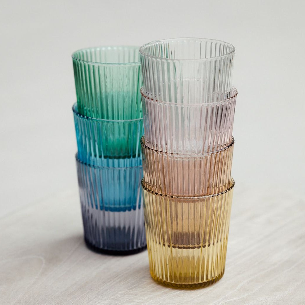 Pift dit bord op med de flotte riflet glas i farvet glas fra PAVEAU Glassware! Du kan enten vælge at mikse de forskellige farvet glas, eller du kan vælge dine glas i én farve. Bondi farven er en grøn farve
