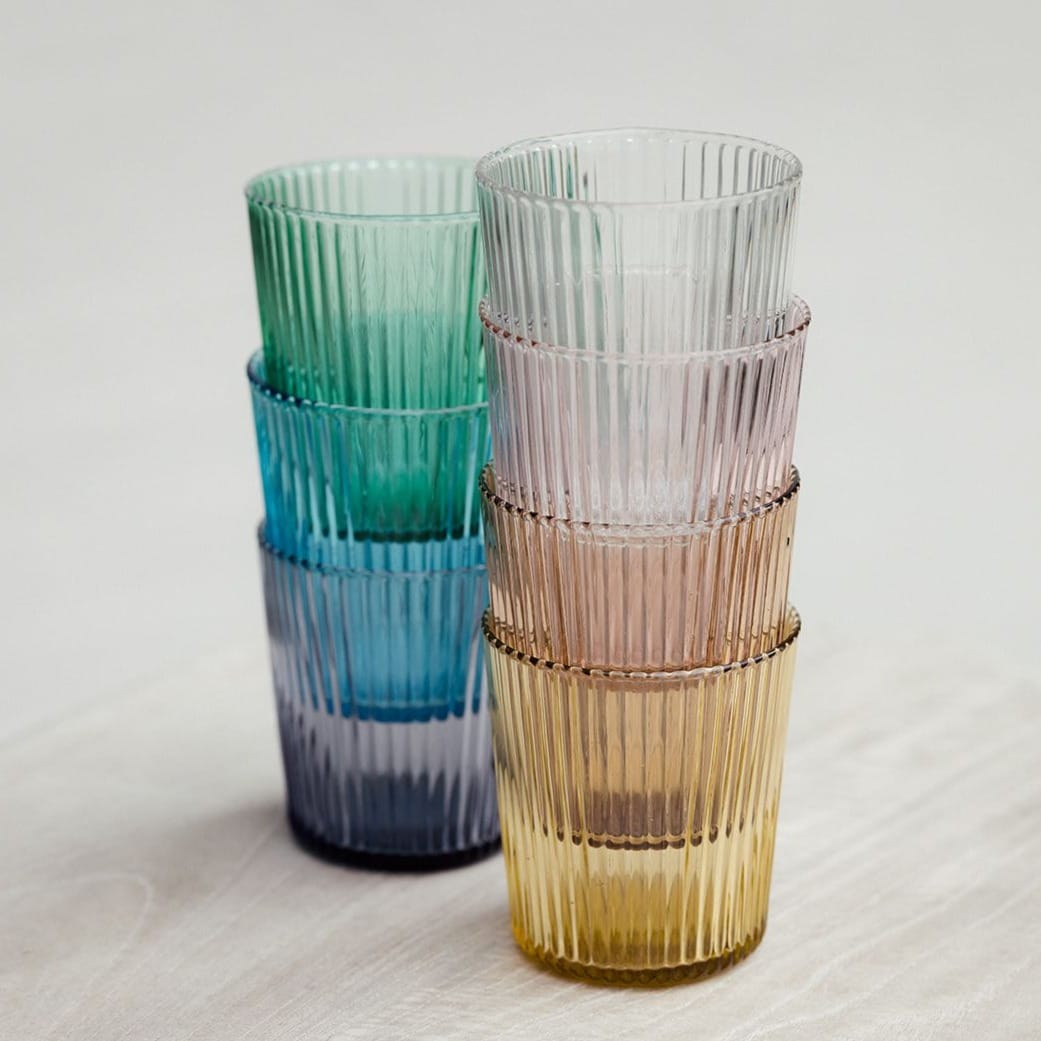 Pift dit bord op med de flotte riflet glas i farvet glas fra PAVEAU Glassware! Du kan enten vælge at mikse de forskellige farvet glas, eller du kan vælge dine glas i én farve. Bondi farven er en grøn farve
