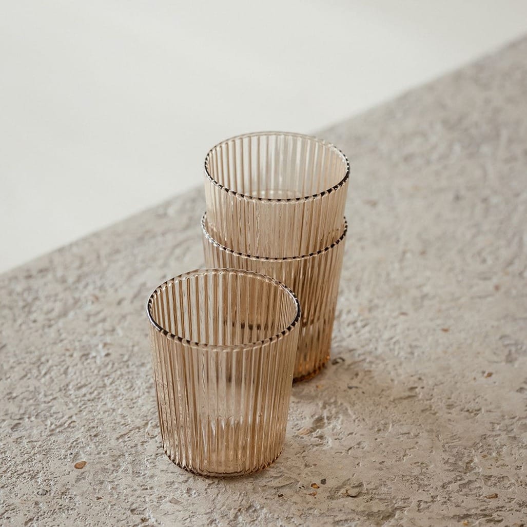 Pift dit bord op med de flotte riflet glas i farvet glas fra PAVEAU Glassware! Du kan enten vælge at mikse de forskellige farvet glas, eller du kan vælge dine glas i én farve. Bells farven er en svag rust farve