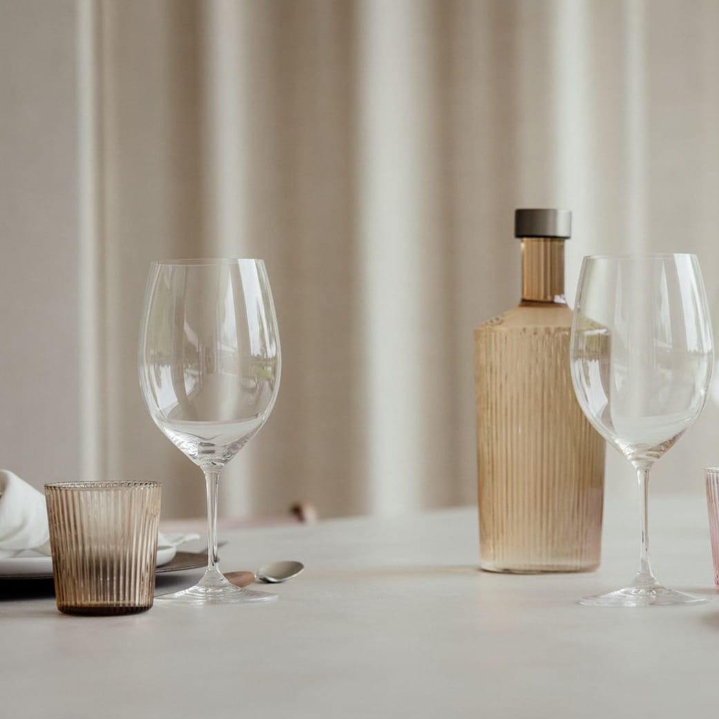 Pift dit bord op med de flotte riflet glas i farvet glas fra PAVEAU Glassware! Du kan enten vælge at mikse de forskellige farvet glas, eller du kan vælge dine glas i én farve. Bells farven er en svag rust farve