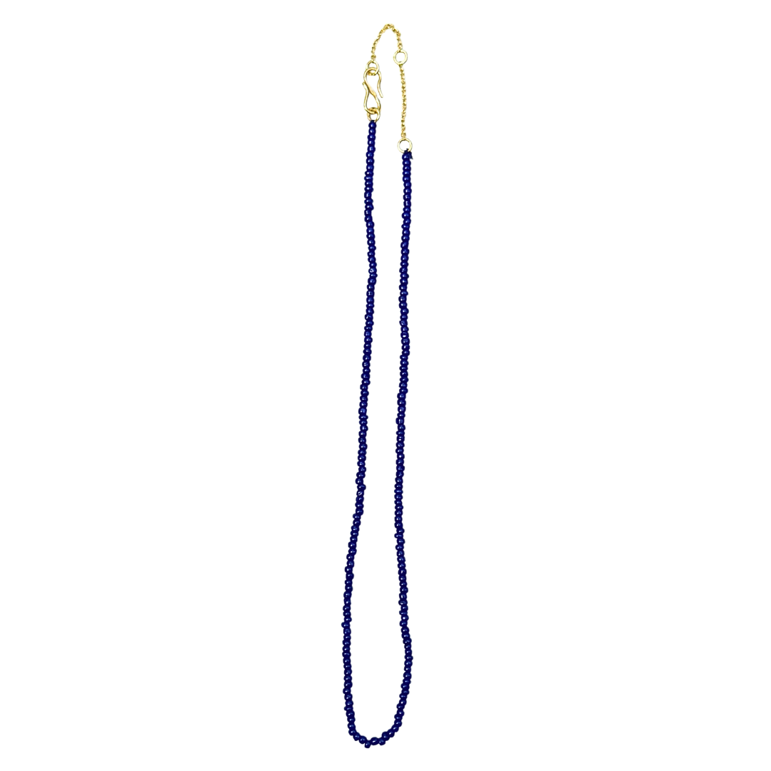 En halskæde fra Indien i mørkeblå perler
