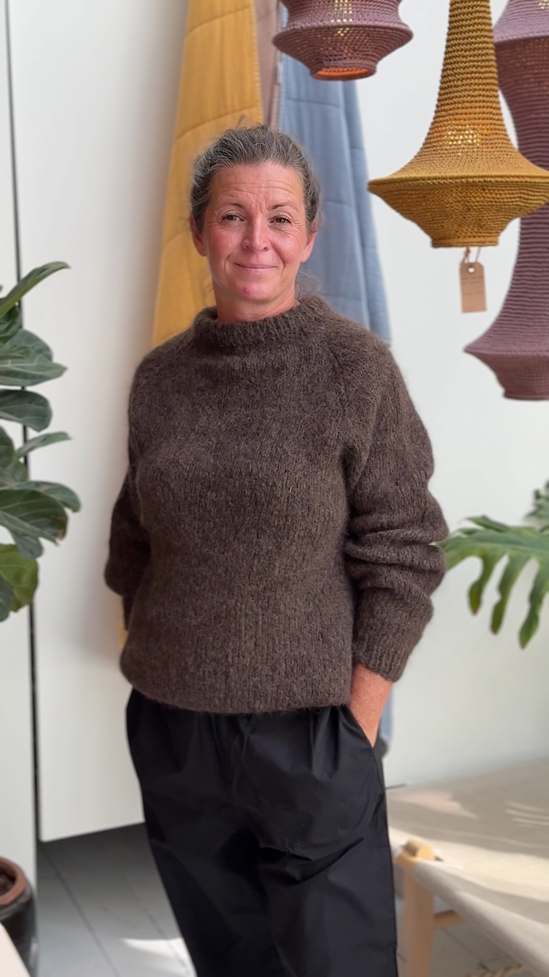 Ida Striktrøjen fra Coffee Beanies er en klassisk striktrøje med rund hals og lange ærmer. Trøjen er lavet i 100% blød alpakauld og er onesize. Denne er mørkebrun