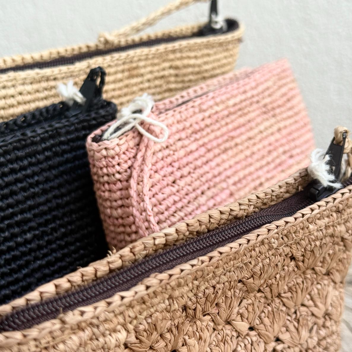 Lille pung i raffia fra Rabarany i den bløde Lin-nuance – perfekt til et naturligt og stilrent look.