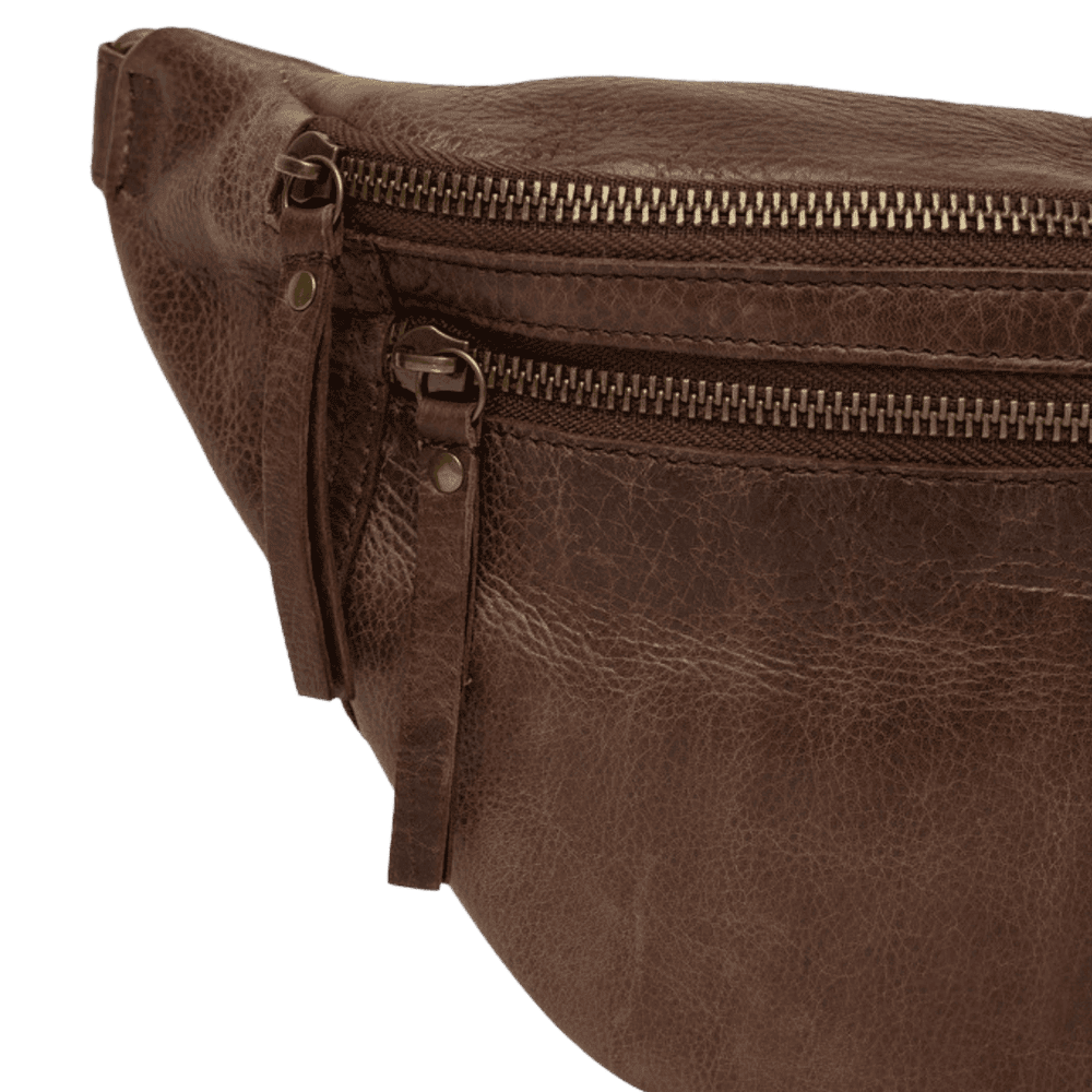 Faust er en bumbag taske fra ReDesigned. Denne er i farven woodsmoke som er en mørkebrun læder