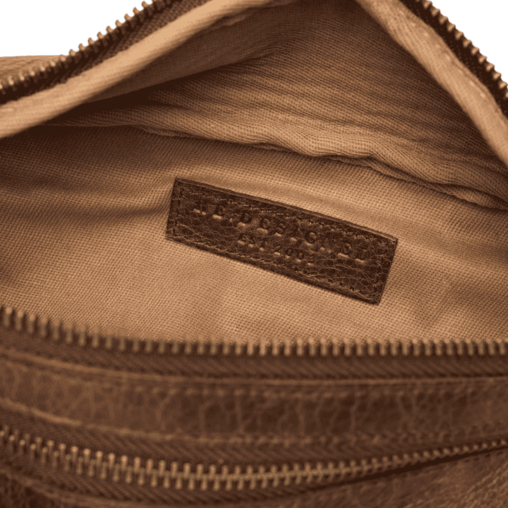 Faust er en bumbag taske fra ReDesigned. Denne er i farven woodsmoke som er en mørkebrun læder