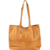 Marlo tasken er en totebag i læder fra ReDesigned. Denne er i farven burned tan, som er en lysebrun læder