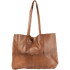 Marlo tasken er en totebag i læder fra ReDesigned. Denne er i farven walnut, som er en mørkebrun læder