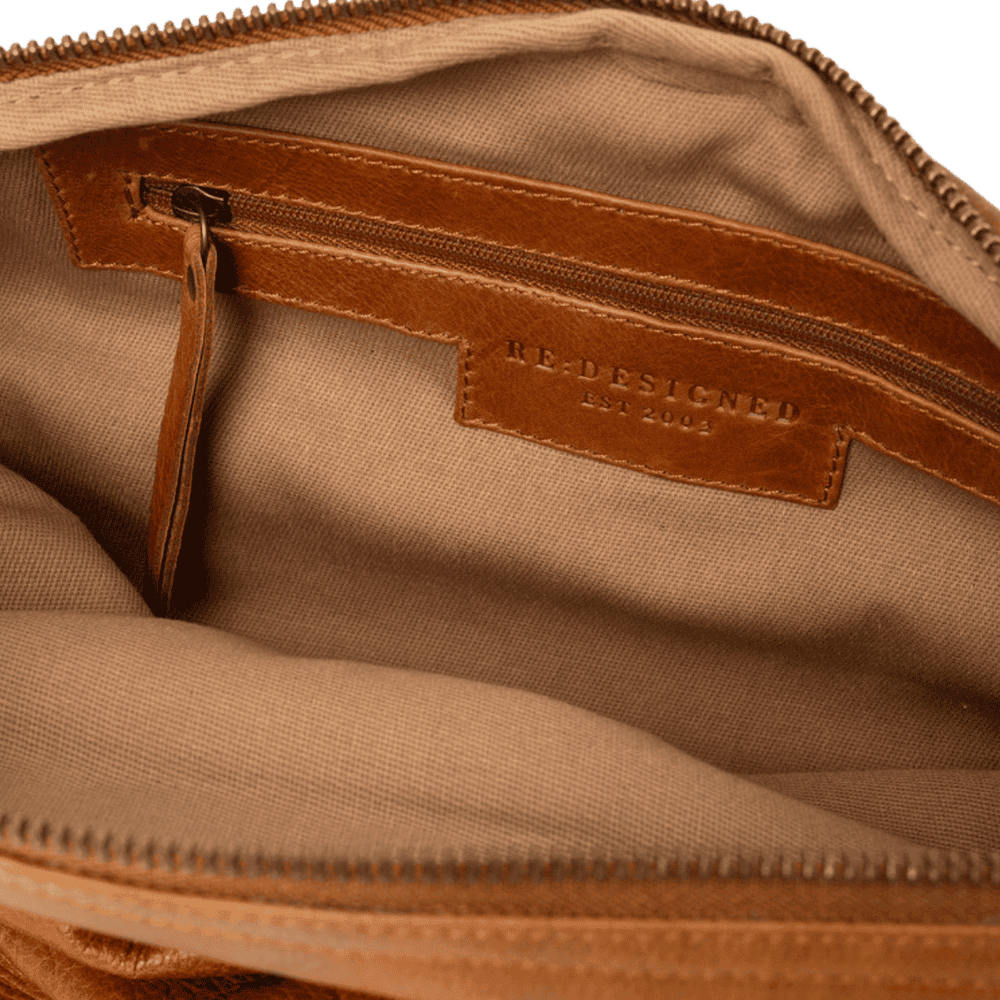 Merla er en stor bumbag taske fra ReDesigned. Denne er i farven burned tan som er en lysebrun læder