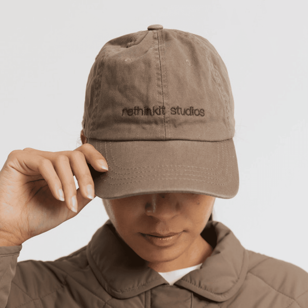 Brun canvas cap i 100% økologisk bomuld med tonalt broderet logo.