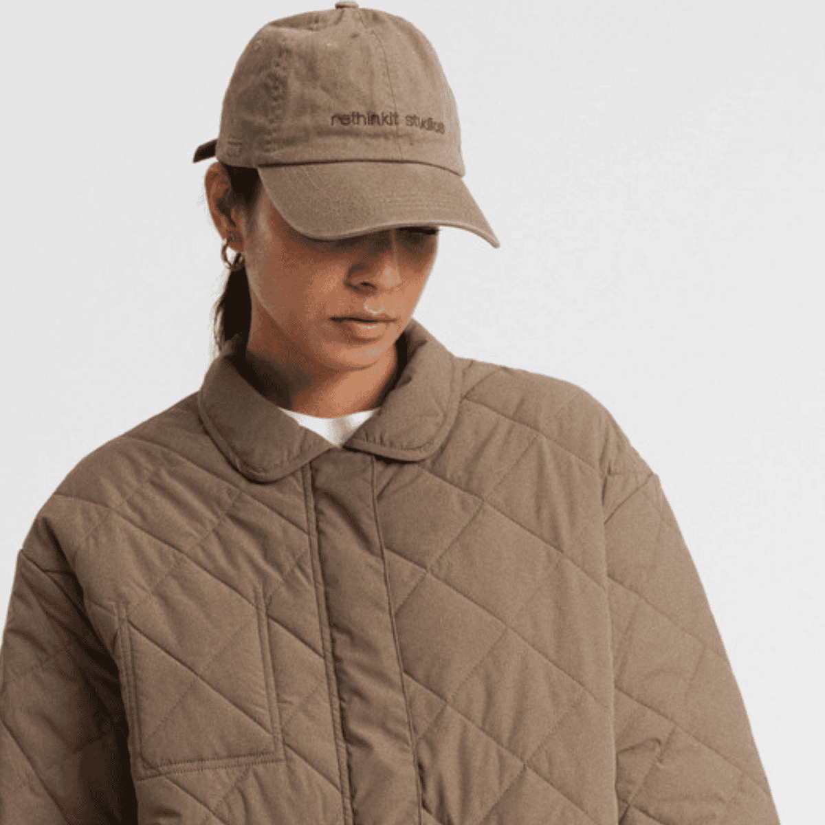 Økologisk brun bomuldscap med broderi foran og på siden.