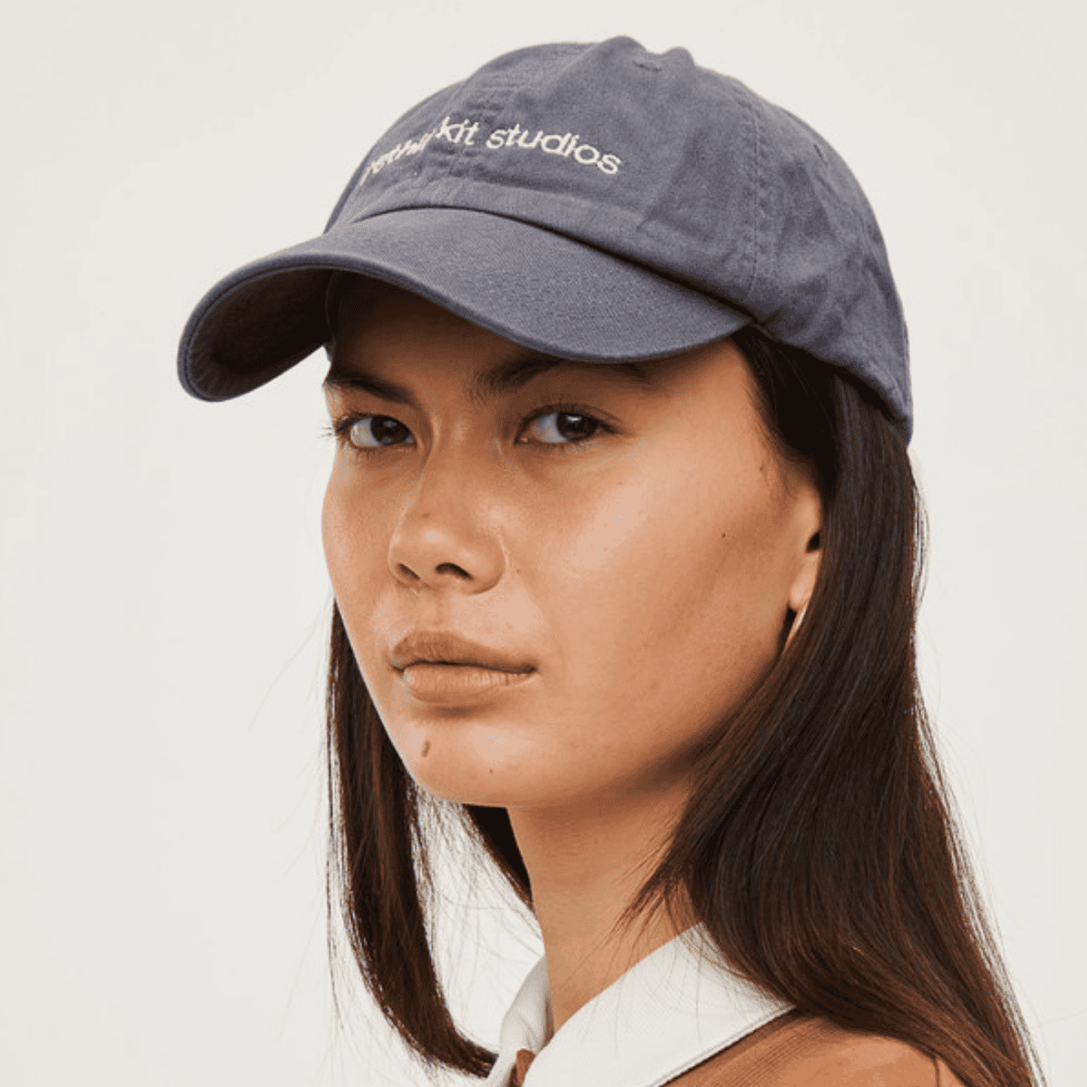 Sort bomuldscap med regulær pasform og broderet logo på front .