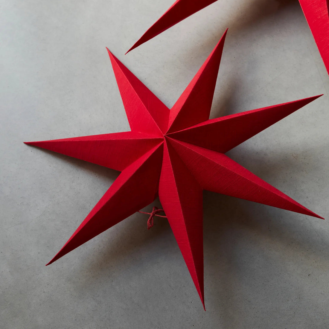 Sally er en rød klassisk papirsstjerne fra Watt & Veke - perfekt til jul og som højtidspynt!