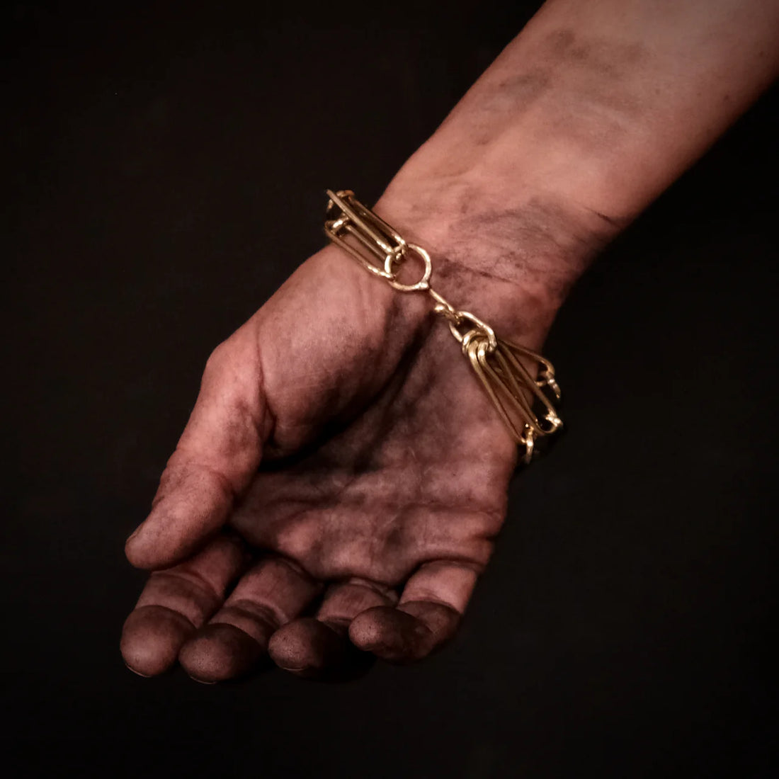 Et armbånd i messing, som er samlet af en masse løkker