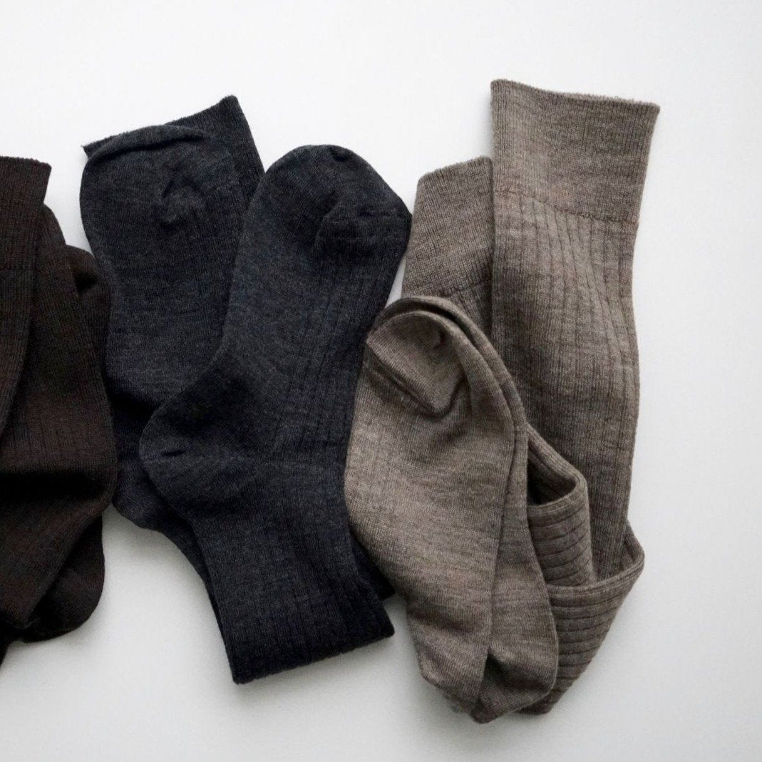 De høje strik strømper fra japanske hakne er lavet af den højeste udvalgte kvalitets merinould fra New Zealand. De strikkede sokker er lavet i et flot rib mønster og er utrolig bløde. De beige knæstrømper er så behaglige at have på og ulden kradser ikke.