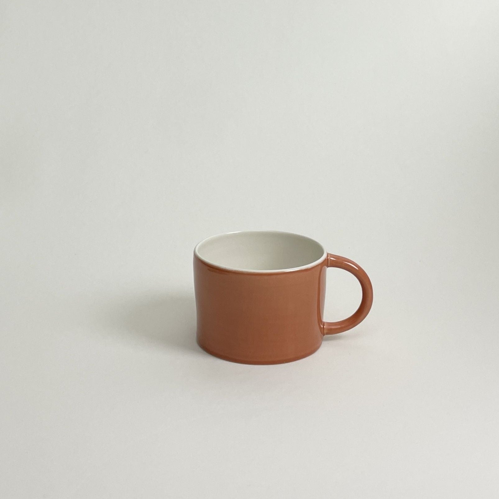 Candy Cup Wide er en blank keramik kop fra Anne Black, som er lav og bred med en hank