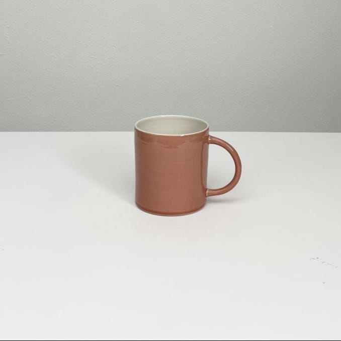Candy Cup tall i XL er en ekstra stor keramik kop fra Anne Black med hank i farven cinnamon som er en brændt orange farve