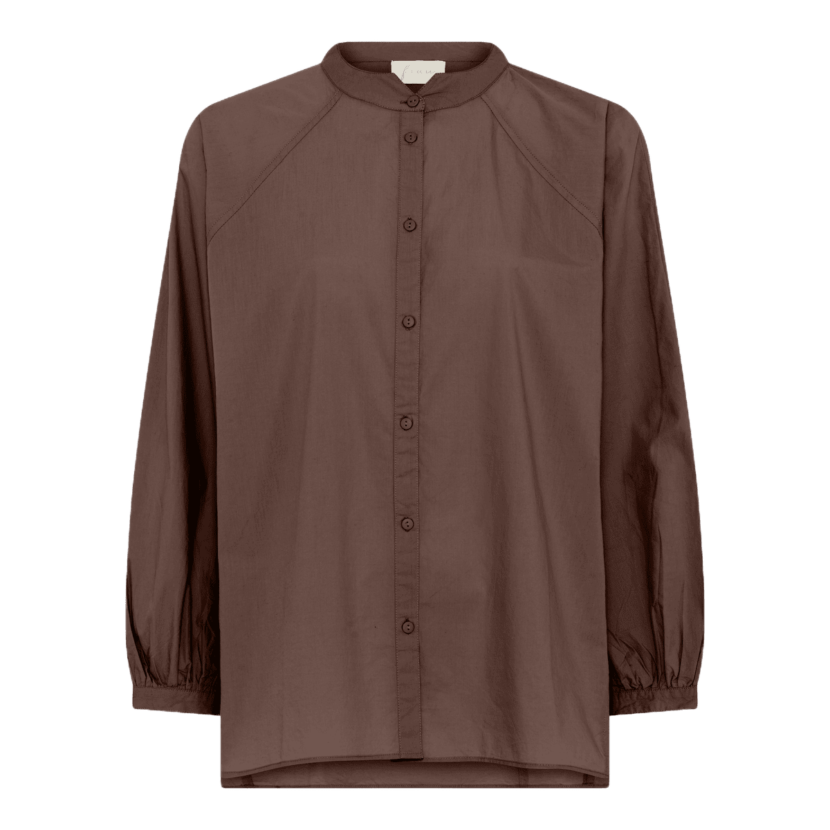 Tokyo skjorten fra FRAU er langærmet og stor i ærmer og omkreds. Denne er i øko bomuld og i brun