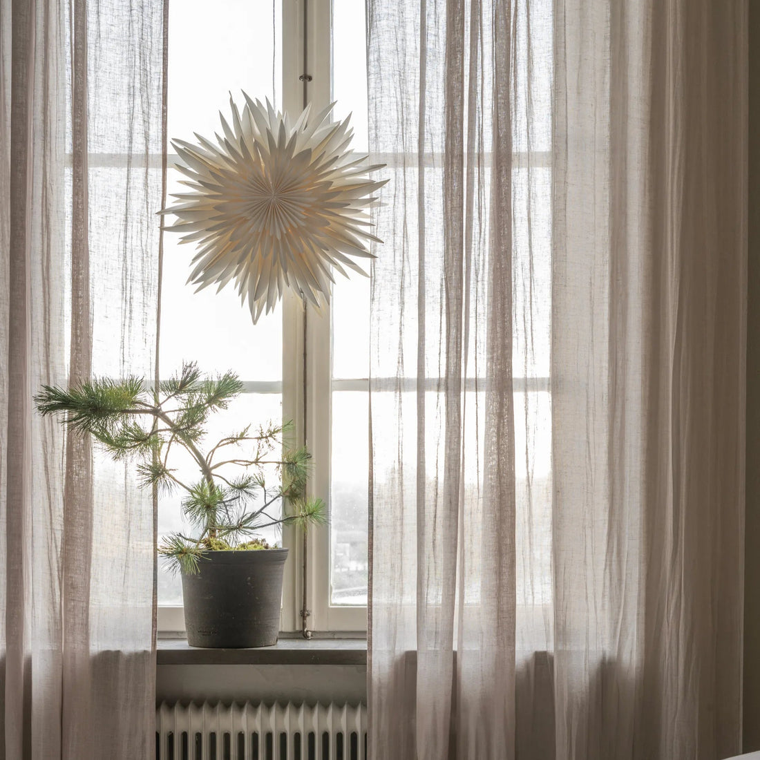 Maja er en hvid papirsstjerne fra Watt & Veke - perfekt til jul og som højtidspynt!