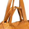 stor taske i lys brun læder lavet i en urban kvalitet