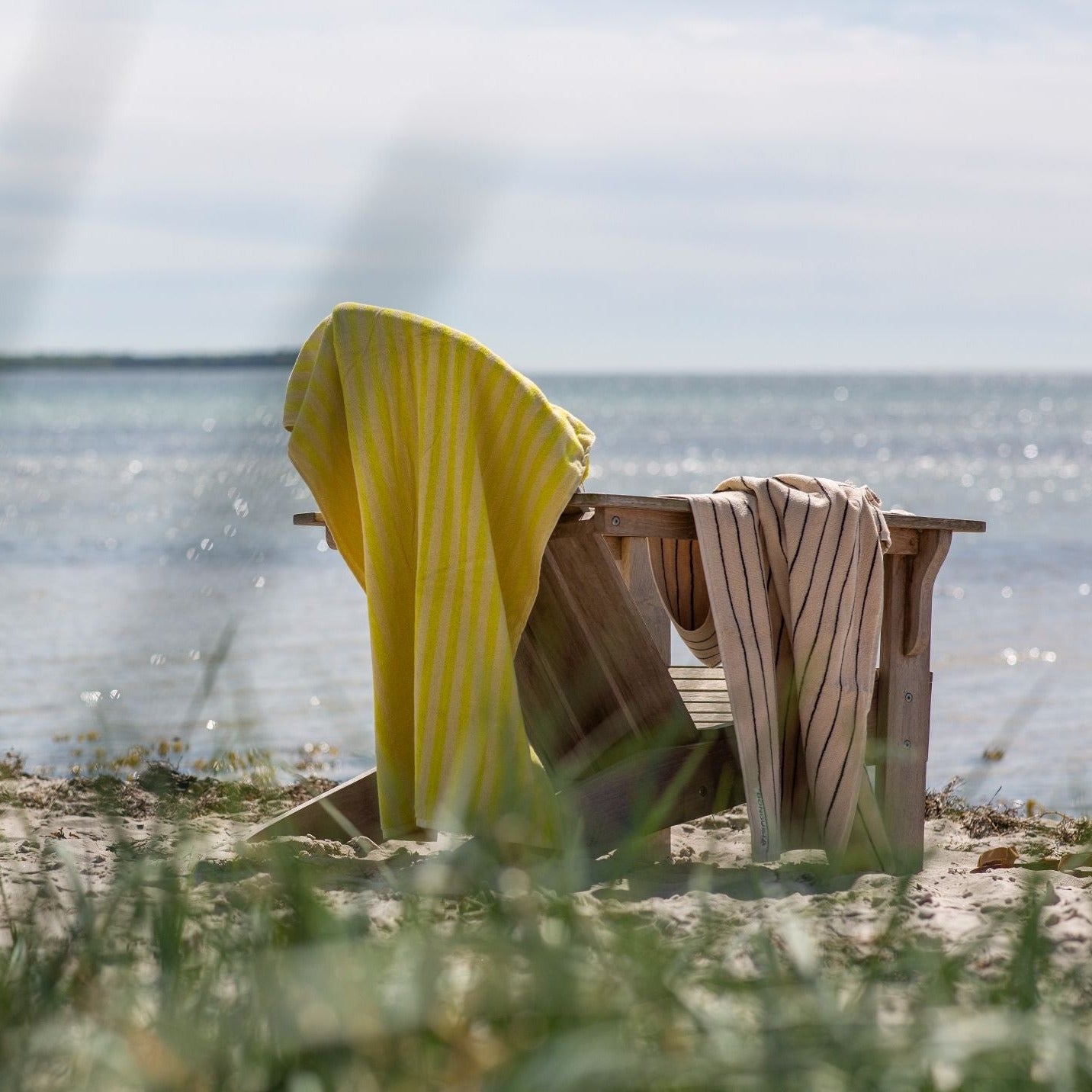 Gul bongusta håndklæde i øko bomuld - perfekt til en strandtur