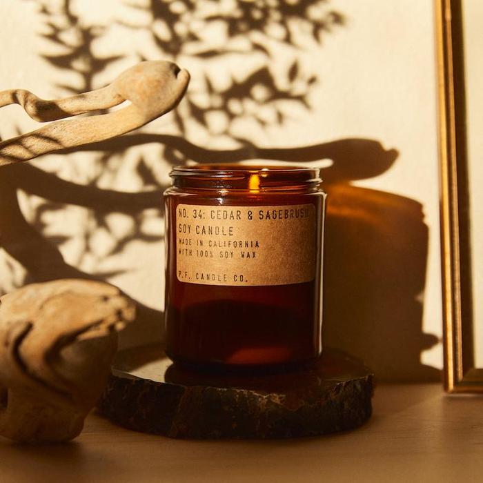 Duftlys fra PF Candle Co med Cedar and Sagebrush
