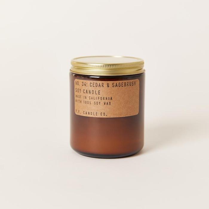 Duftlys fra PF Candle Co med Cedar and Sagebrush