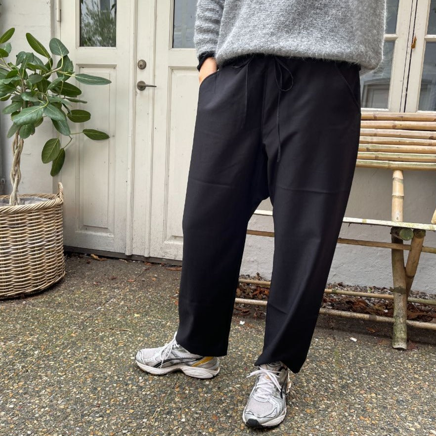 Frau, Milano, Brede sorte bukser i uldmix med snørre