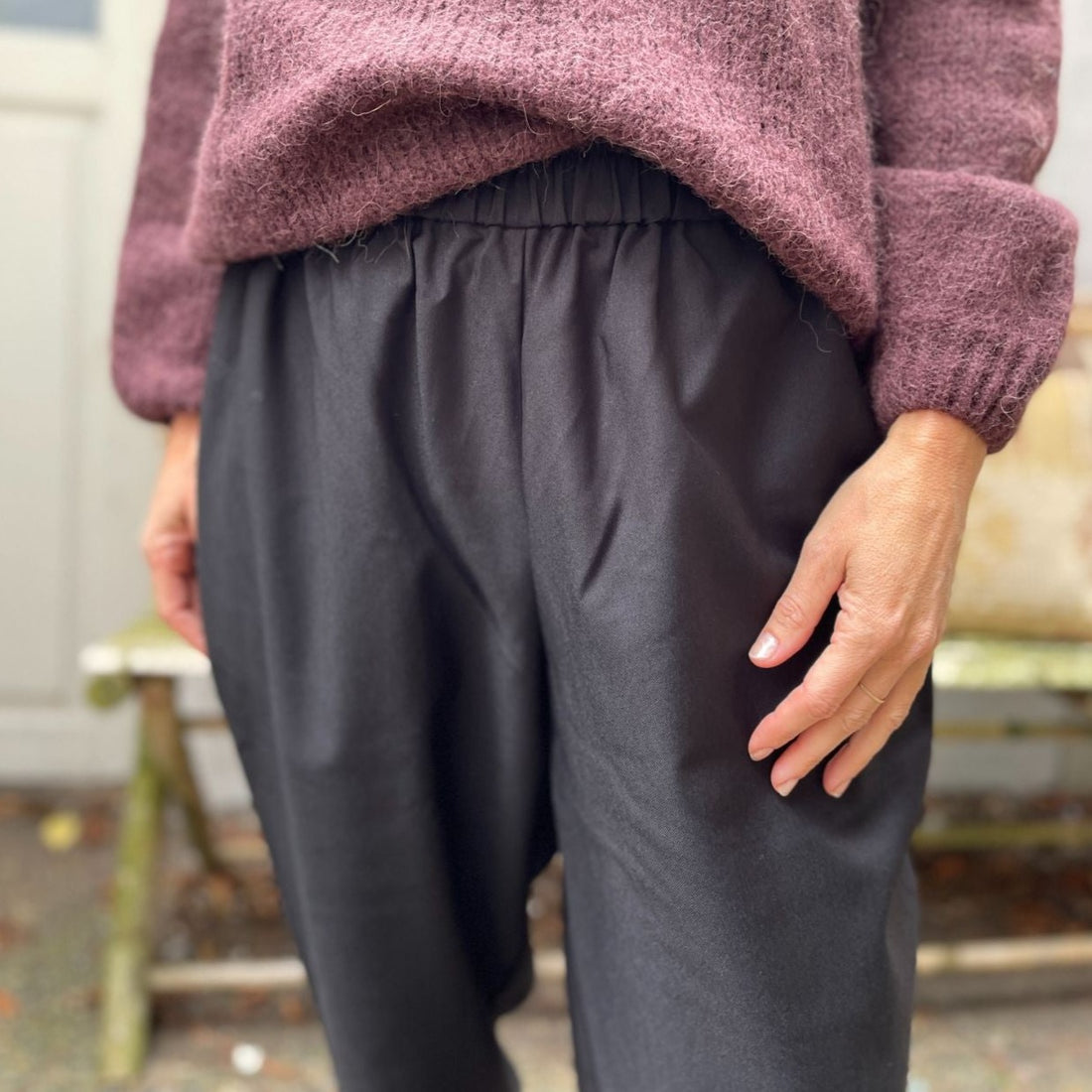 Frau, Oslo, Sorte Bukser i uldmix