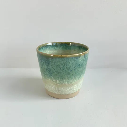 Ø-cup fra Bornholms Keramikfabrik er en klassisk keramik kop fra Bornholm - perfekt til en lille god kop kaffe. Denne er i farven ‘Green Sleeves’ som er en grøn farve