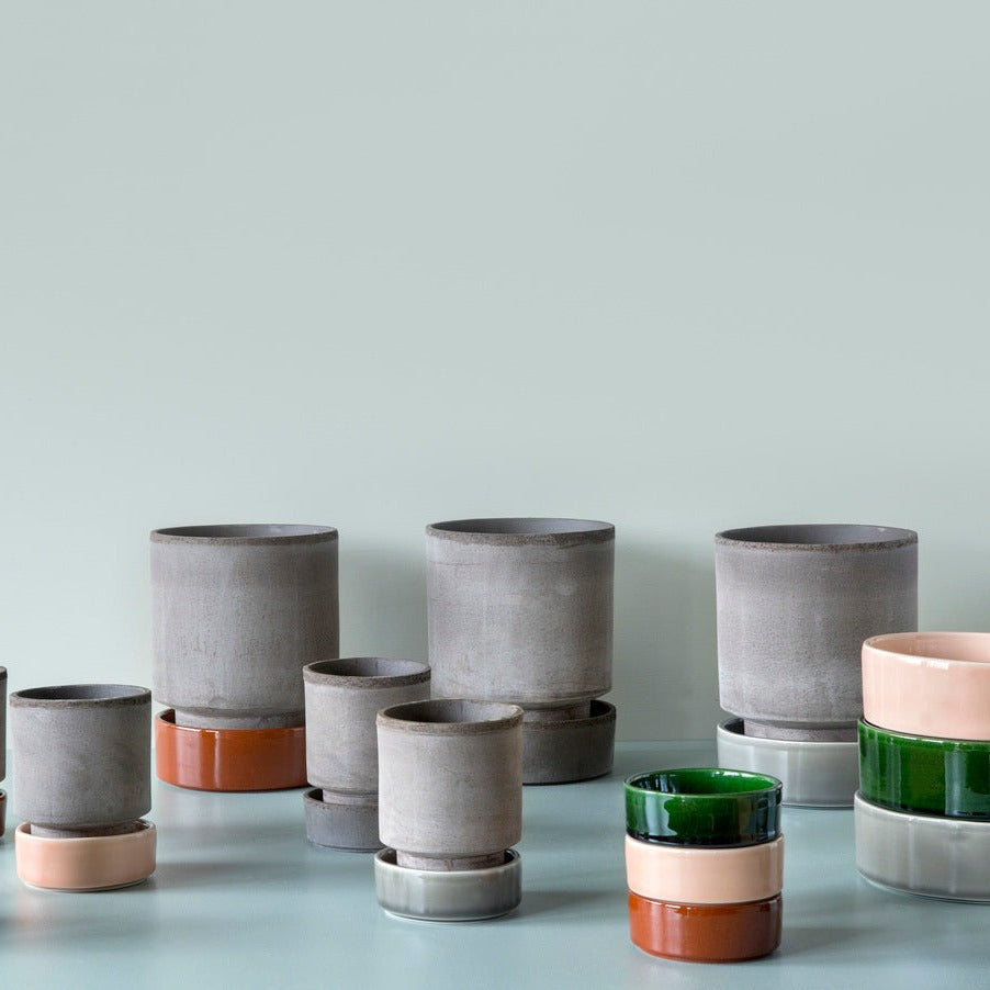 Rå urtepotter med glaserede underskåle fra Bergs Potter, The Hoff Collection
