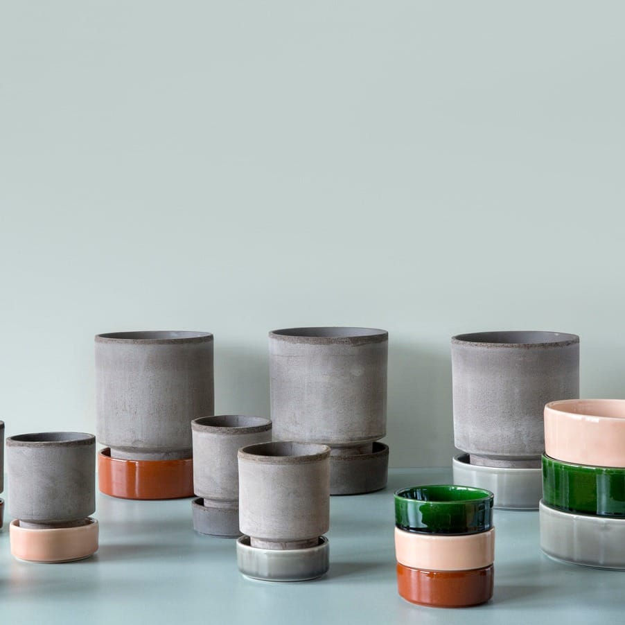 Rå urtepotter med glaserede underskåle fra Bergs Potter, The Hoff Collection
