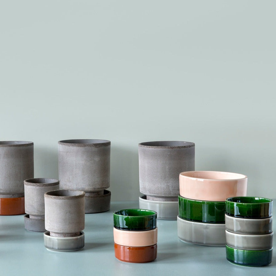 The Hoff Collection. Glaseret grå underskål der passer til The Hoff Pot. Hver underskål er lavet i hånden med præcision og dygtighed, for et optimalt og elegant resultat. Mix og match præcis som du vil - du vælger blot samme størrelse i underskål som potte. Underkoppen er frostsikker.