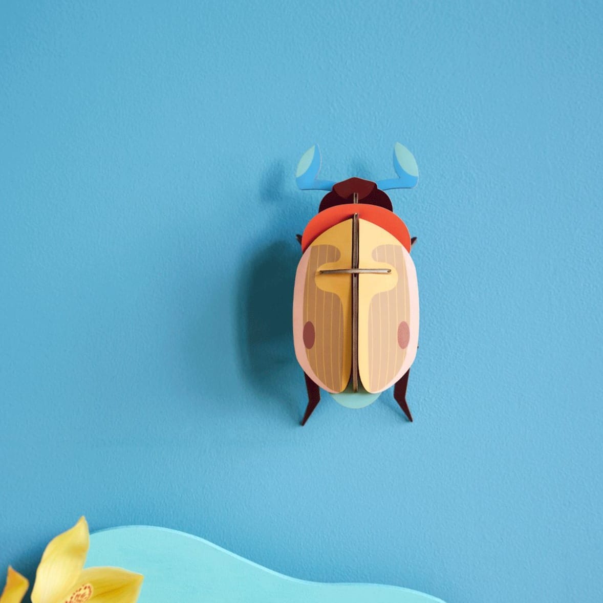 lemon fruit beetle fra studio roof. Et sødt lille papdyr til vægdekoration