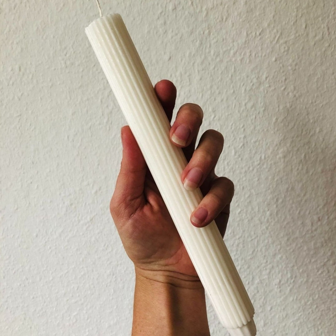 Rillelyset fra Åbenlys har en smuk flødefarve der sammen med de fine riller giver dig et flot og elegant lys. Stagelyset måler 25 cm og passer i alle almindelige lyserstager.