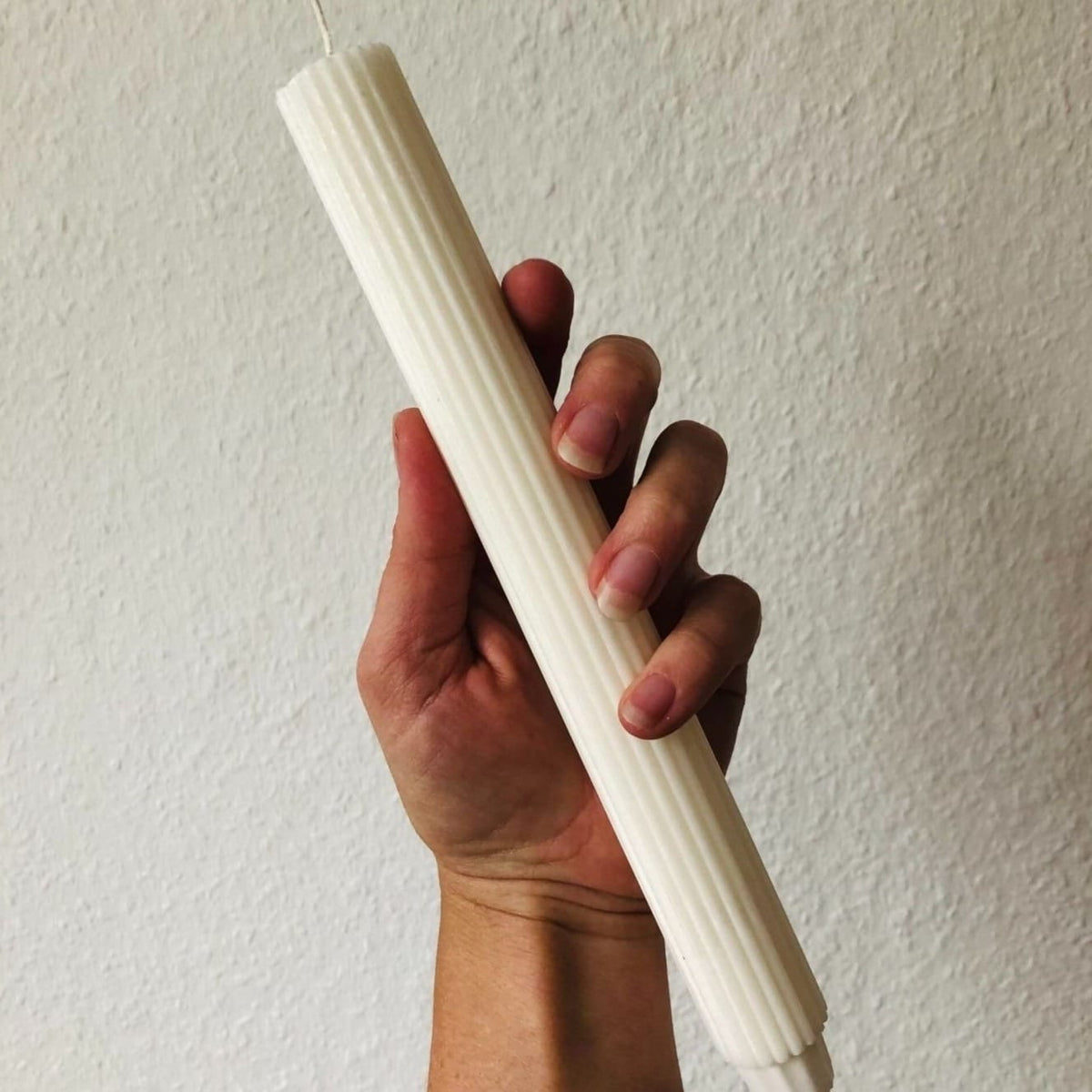 Rillelyset fra Åbenlys har en smuk flødefarve der sammen med de fine riller giver dig et flot og elegant lys. Stagelyset måler 25 cm og passer i alle almindelige lyserstager.