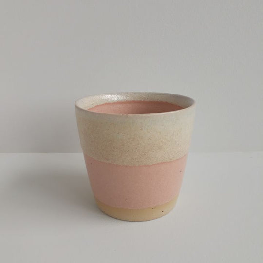 Ø-cup fra Bornholms Keramikfabrik er en klassisk keramik kop fra Bornholm - perfekt til en lille god kop kaffe. Denne er i farven ‘rosy sand’ som er en lyserød farve
