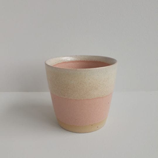 Ø-cup fra Bornholms Keramikfabrik er en klassisk keramik kop fra Bornholm - perfekt til en lille god kop kaffe. Denne er i farven ‘rosy sand’ som er en lyserød farve