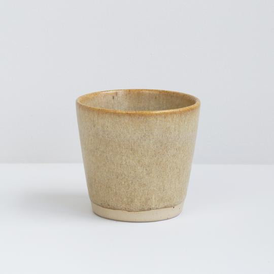 Ø-cup fra bornholms keramikfabrik i sand brun farve