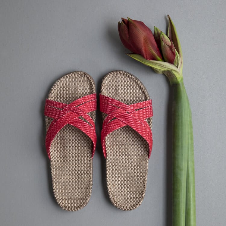 Shangies woman er en let sandal med jute bund, i rød