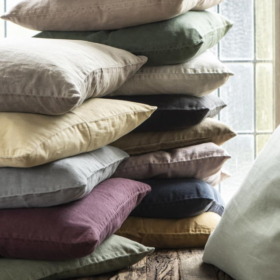 Samling af lækre hørpuder i forskellige farver. Fra Ib Laursen