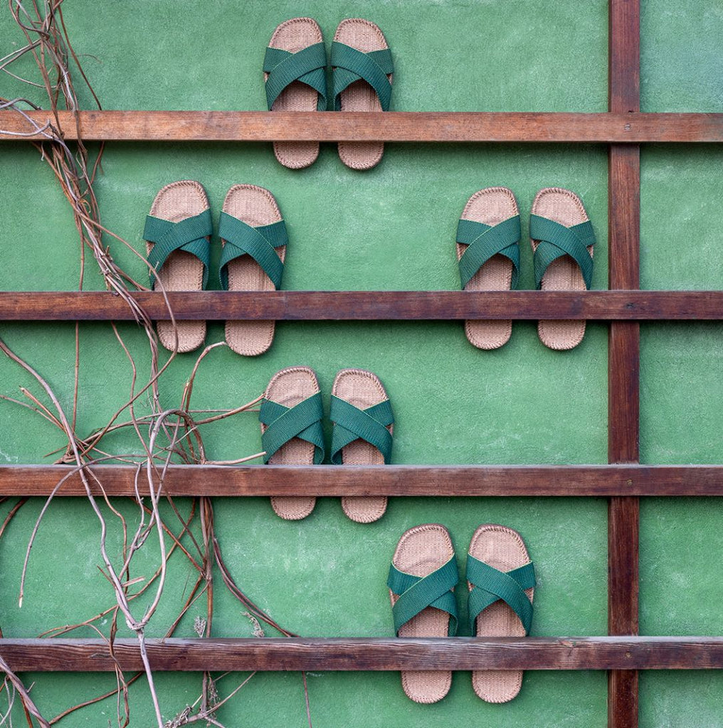 Unisex sandaler fra shangies i farven groovy grass (grøn)