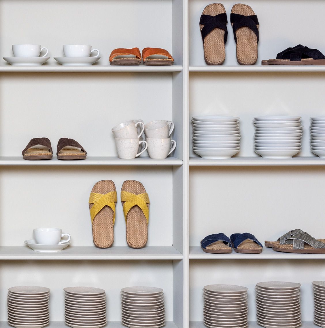 unisex sandal fra shangies i farven mellow maize, som er en gul farve