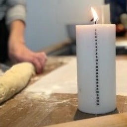 Soyakalenderlys i hvidt med sorte numre