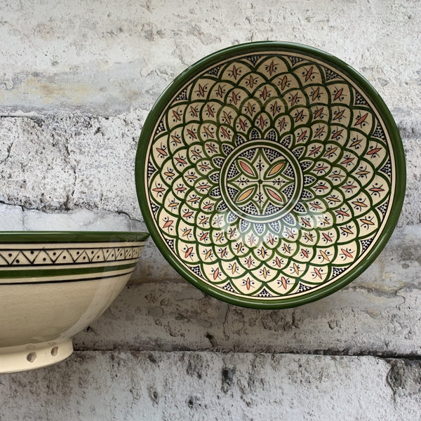 Håndmalet marokkansk keramik skål i smukt traditionelt mønster. Designet her hedder ARIA og har et fint mønster i grønne, rosa og sorte farver på råhvid bund. Fåes i 2 størrelser.