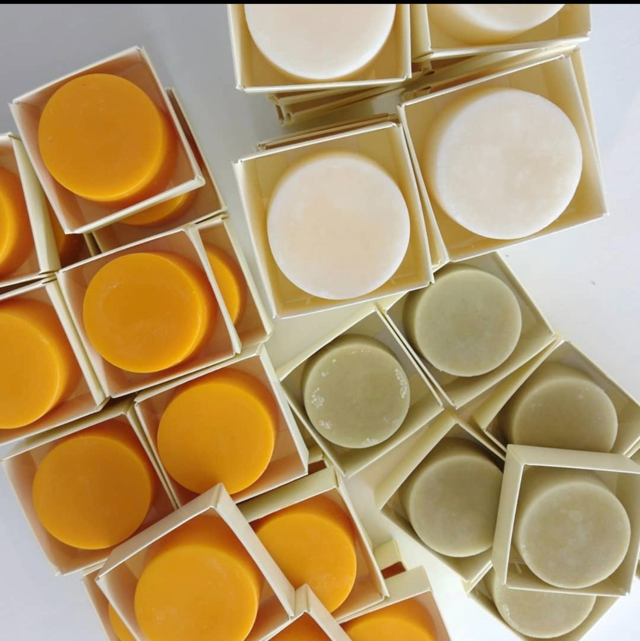 Den neutrale shampoobar med havtorneolie fra Amalie Rosalie er vegansk og uden unødige tilsætningstoffer. Shampoo baren har en pH-værdi der matcher hårets og kombinationen af gode olier gør den velegnet til alle hårtyper og folk med sensitiv hovedbund