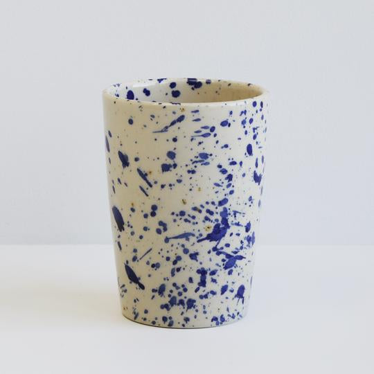 høj keramikkop fra bornholms keramikfabrik med blå splash